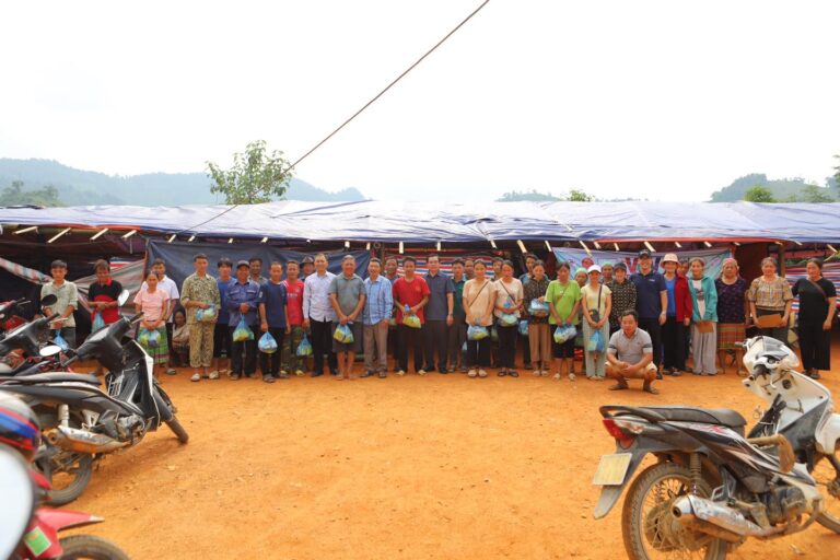Đoàn công tác cứu trợ đến thăm các hộ gia đình bị thiệt hại do bão số 3 tại Bắc Kạn