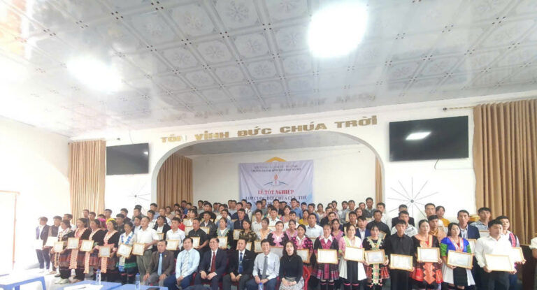 Trao Chứng Chỉ Cuộc Đời Chúa Cứu Thế Tại Lai Châu